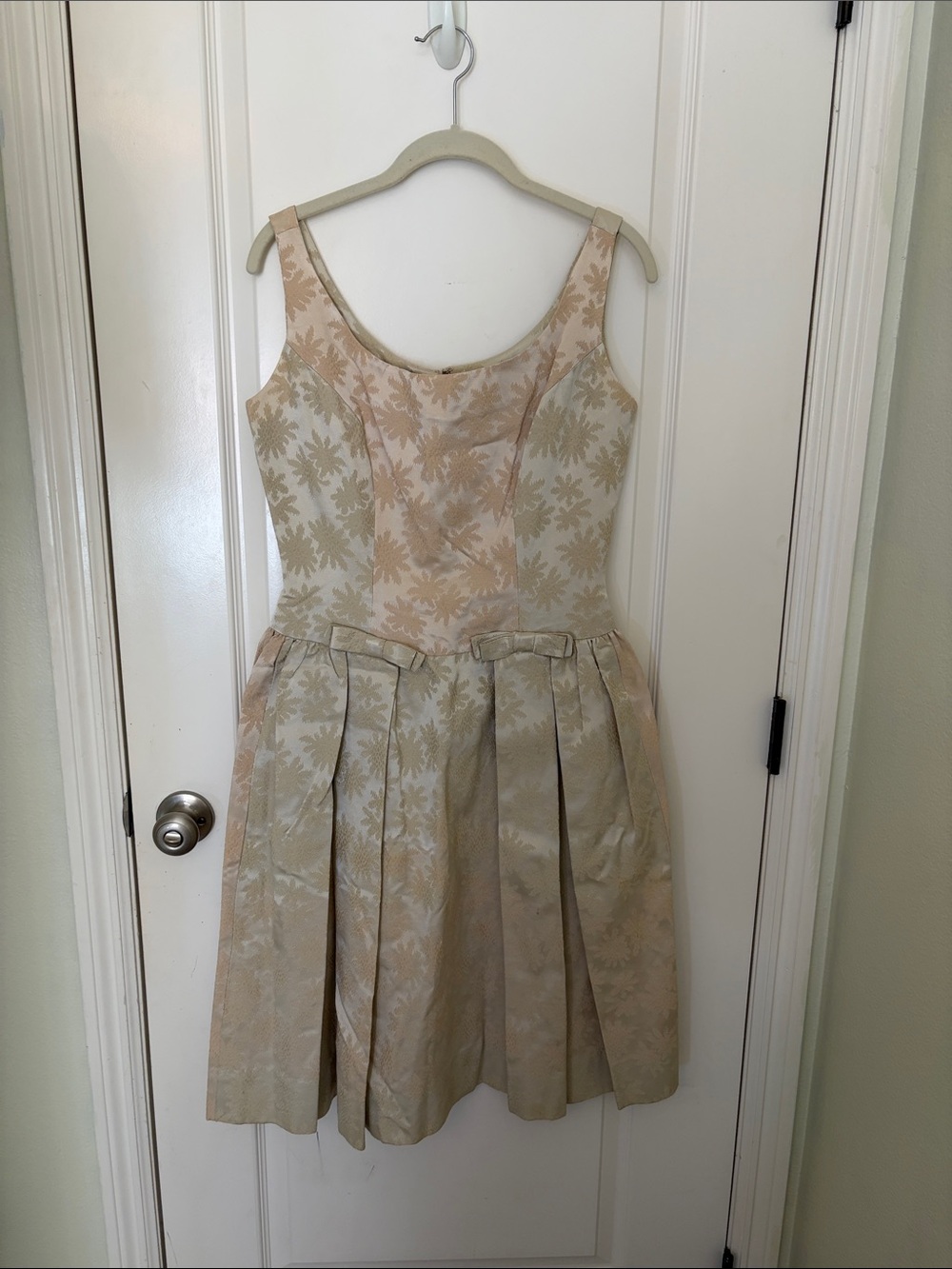 1950-1960 Fit/Flare Sleeveless Floral Jacquard Midi Dress in Beige-Peach